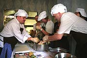 Alle gemeinsam: Knödel herstellen (Foto: Marikka-Laila Maisel)